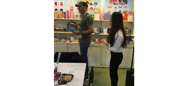 2016年香港禮品展，為客戶介紹產(chǎn)品